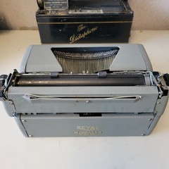 1950s Royal Quiet De Luxe Typewriter w/Case – Cleaned And Tested – EXCELLENT !