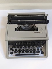 VTG Olivetti Underwood Dora Typewriter Made in Italy For Repair/Parts w/ Case