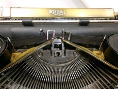 Antique Vintage 1930 Royal 2-tone yellow typewriter w/case Serial # 1233356