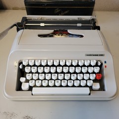 Vintage 1970s Underwood 319 Portable Typewriter w/ Case Beige White Keys – NICE