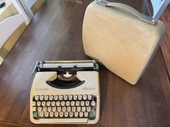 1960s Olympia Socialite – Fully Functional Ultra-Portable Typewriter – EUC