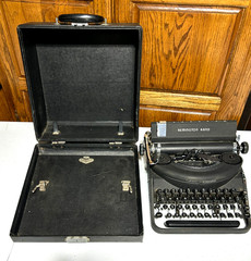 Vintage Remington Rand Model 7 Portable Noiseless Typewriter 1940’s w/ Case