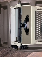 Royal Medallion Il Electronic Typewriter With Case