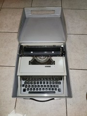 Vintage Olivetti Lettera 32 Portable Typewriter With Case Made In Spain (READ)