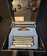 OLIVETTI Studio 46 Typewriter- Made In Spain Hard Plastic Case