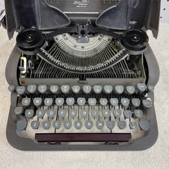 1950’s Underwood Finger Flite Champion Typewriter, Excellent Condition w/Case!