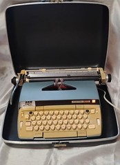 1960s Smith Corona Electra 120 Vintage Electric Typewriter with Case – Untested
