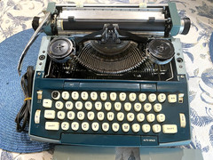 Penncrest Concord 10 Green Portable Electric Typewriter w Case – Tested, Works