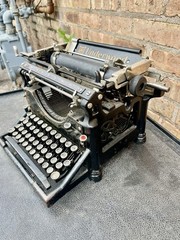 Vintage UNDERWOOD Manual STANDARD TYPEWRITER Black Glass Keys Cast Iron
