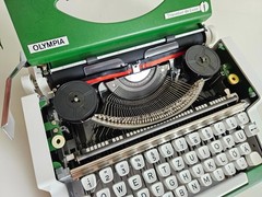 Olympia Traveller – Typewriter | 1970s | Working |Serviced – green