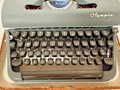 Olympia SM3 De Luxe Portable Typewriter Congress Pica #83 10 Pitch w/ Case Works