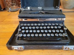 Vintage 1939-1940 Royal Quiet De Luxe Portable Typewriter + Case