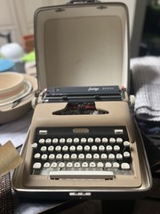 Royal Heritage Deluxe Portable Manual Typewriter with Carrying Case 1960’s
