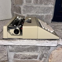 Near Mint Olivetti Lettera 25 Vintage Manual Typewriter + Travel Case