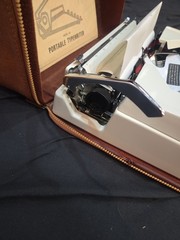 Ultra Rare Vtg 70s CLOVER Portable Typewriter Model 302 Complete Mint Condition